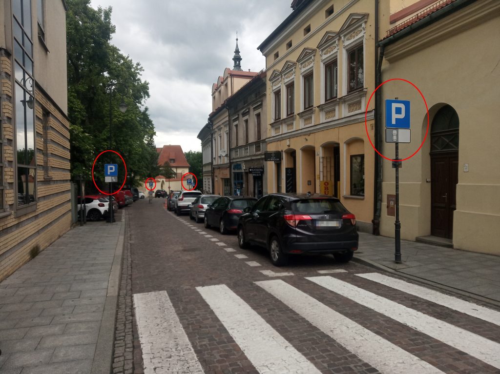 Poprawione oznakowanie na ul. Zamkowej w Wieliczce (maj 2020)